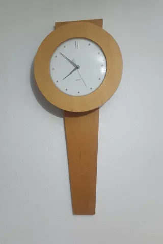 Reloj de pared de madera