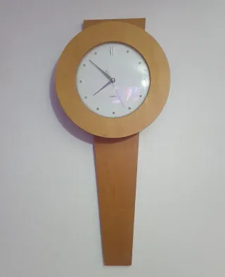 Reloj de pared de madera
