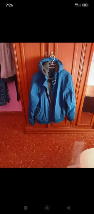 Chaqueton azul con capucha