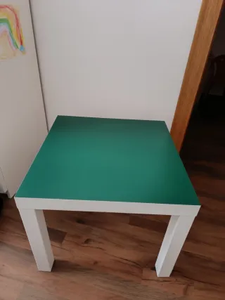Mesa auxiliar verde y blanca