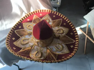 Sombrero Mariachi Bordado Dorado y Rojo
