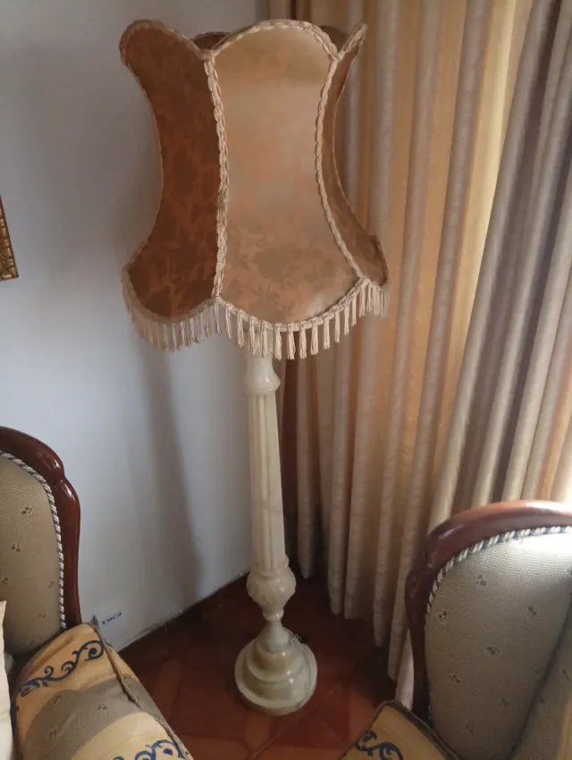 Lámpara de pie de mármol y tela