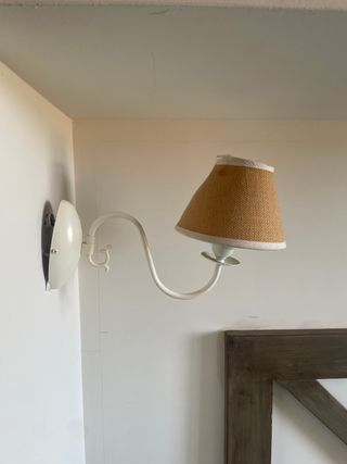 Lámpara de pared beige y blanca