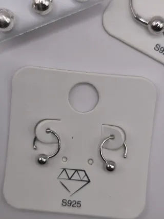 Conjunto de pendientes plateados