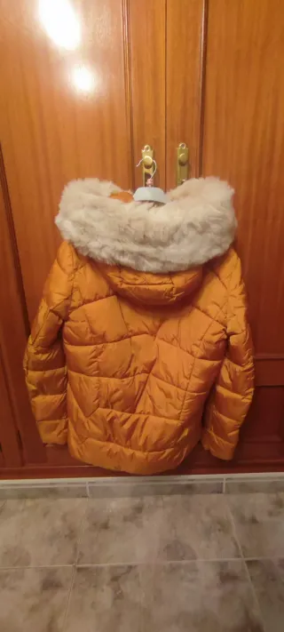 Cazadora acolchada con capucha y pelo.