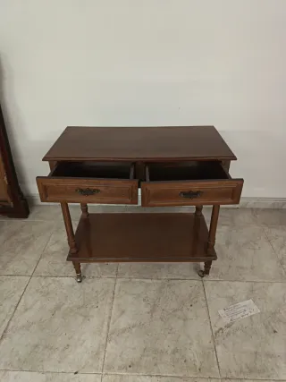 Mesa auxiliar antigua con ruedas