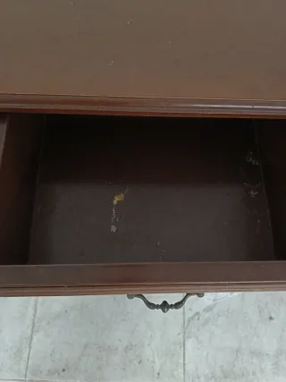 Mesa auxiliar antigua con ruedas