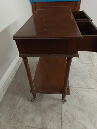 Mesa auxiliar antigua con ruedas