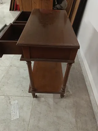 Mesa auxiliar antigua con ruedas