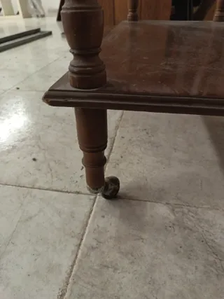 Mesa auxiliar antigua con ruedas