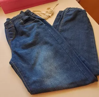 Pantalón vaquero con elástico y cordón
