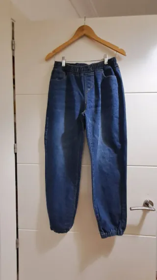 Pantalón vaquero con elástico y cordón
