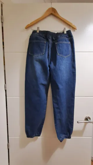 Pantalón vaquero con elástico y cordón