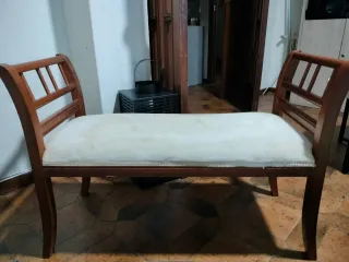 Diván pequeño madera y tela beige.