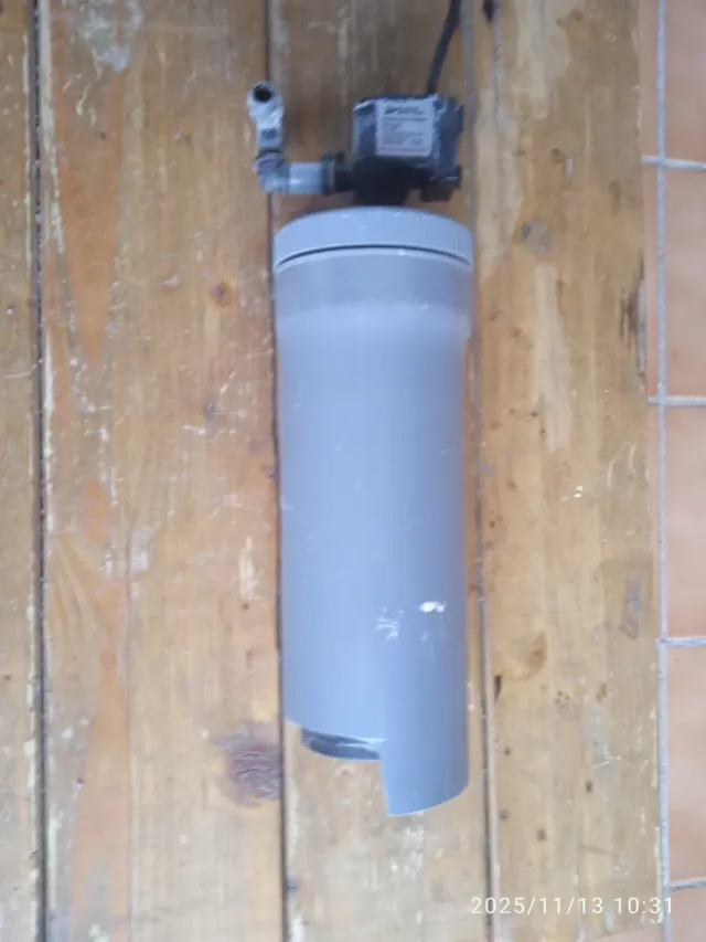 Pecera con decoración de roca y césped artesanal.