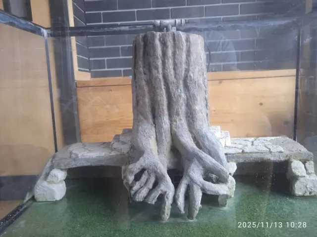 Pecera con decoración de roca y césped artesanal.