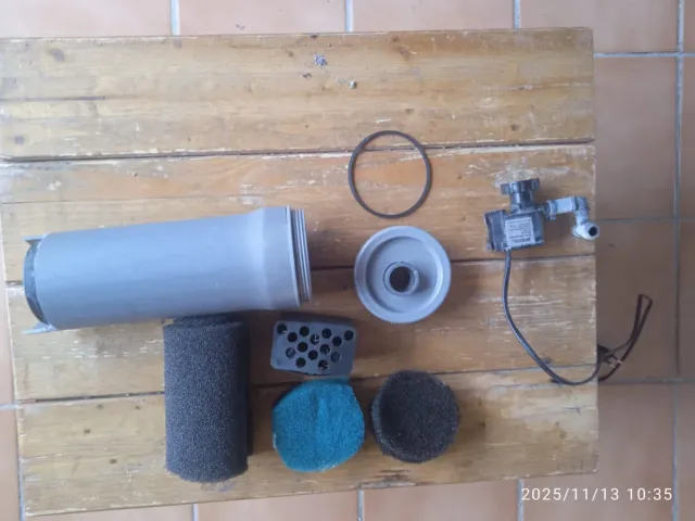 Pecera con decoración de roca y césped artesanal.