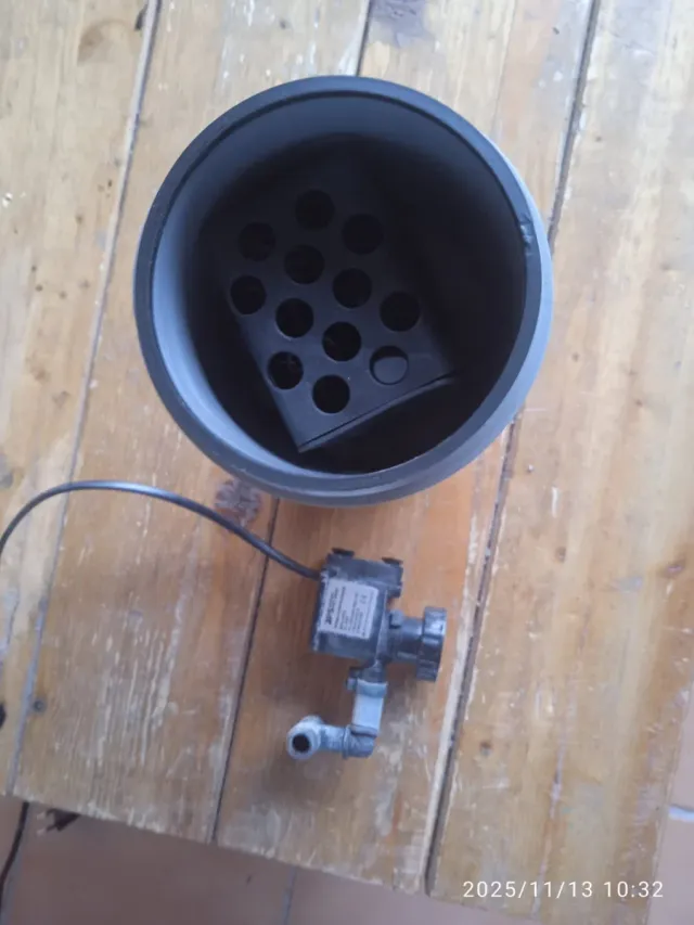 Pecera con decoración de roca y césped artesanal.