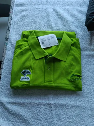 Pantalones y camisetas deportivas