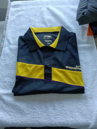 Pantalones y camisetas deportivas