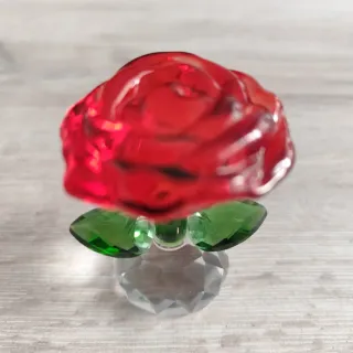 Rosa de cristal roja y verde
