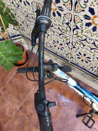 Bicicleta MTB Rockrider Blanca y Azul