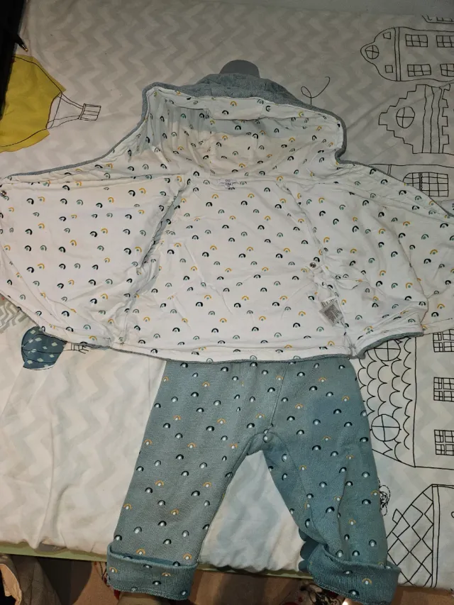 Conjunto bebé chándal con capucha. La redoute.