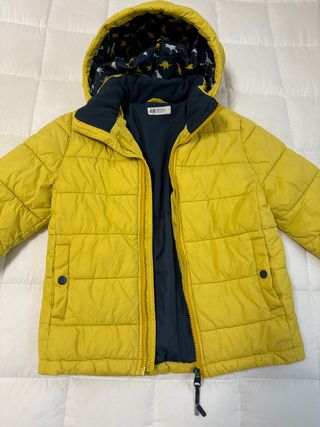 Chaqueta H&M niño dinosaurios amarilla