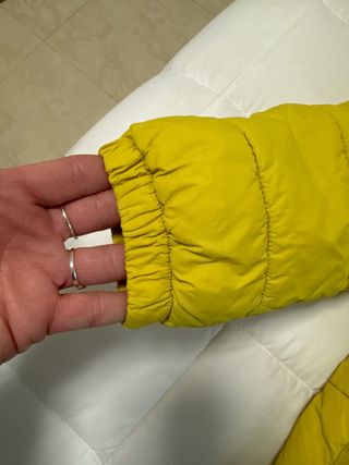 Chaqueta H&M niño dinosaurios amarilla