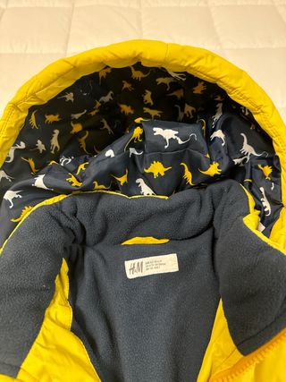 Chaqueta H&M niño dinosaurios amarilla