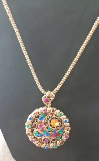 Collana con pendente a spirale colorata