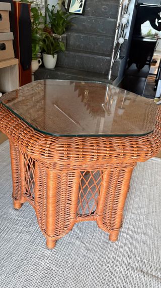 Tavolo ausiliario in vimini e vetro