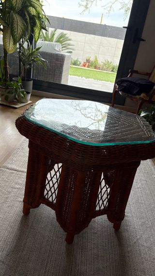 Tavolo ausiliario in vimini e vetro