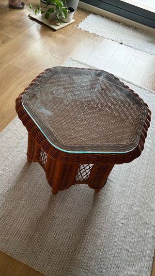 Tavolo ausiliario in vimini e vetro