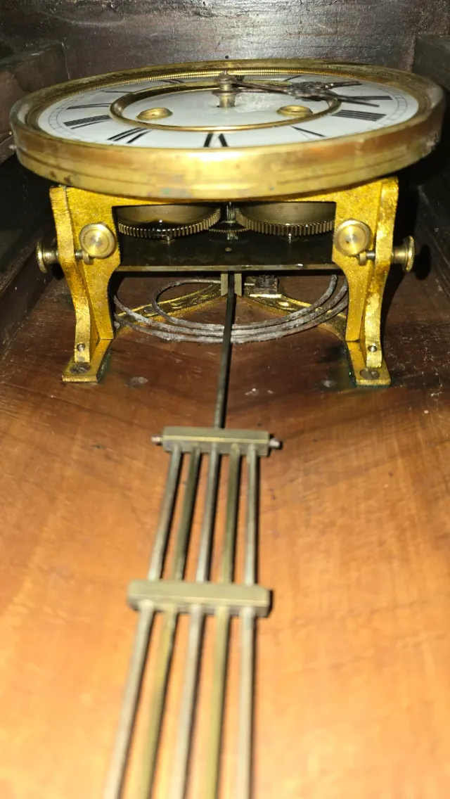 Relógio de pêndulo antigo