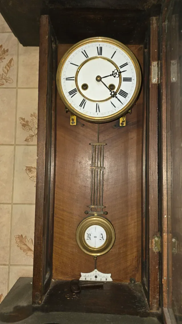 Relógio de pêndulo antigo