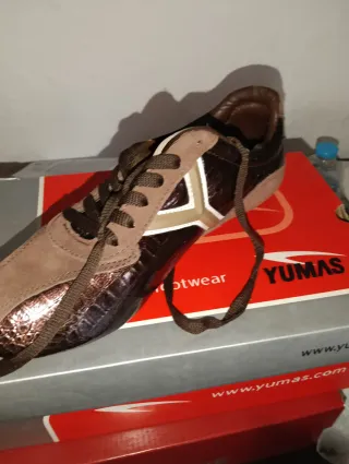 Zapatillas Yumas Marrones y Doradas