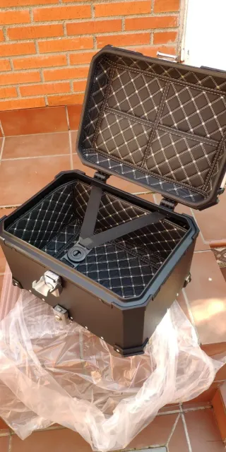 Baúl aluminio moto nuevo 2 cascos