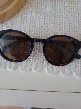 Gafas de sol azules y marrones
