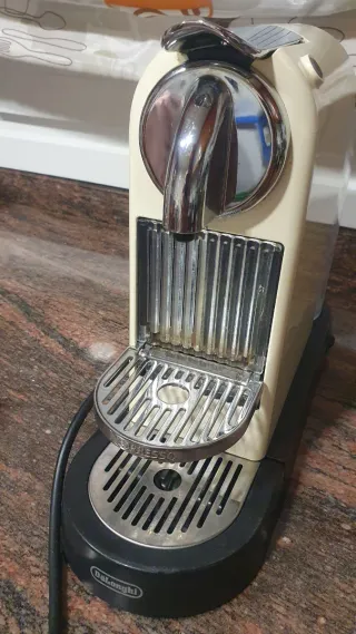 Cafetera Nespresso Beige