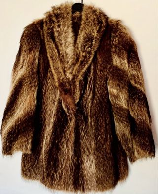 Abrigo de piel marrón y multicolor