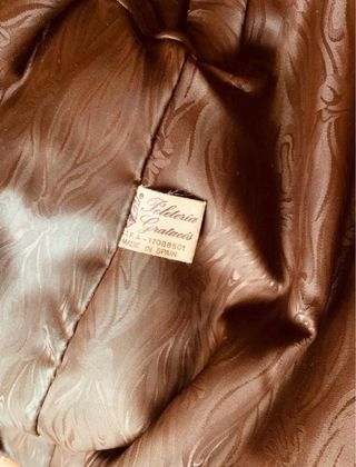 Abrigo de piel marrón y multicolor