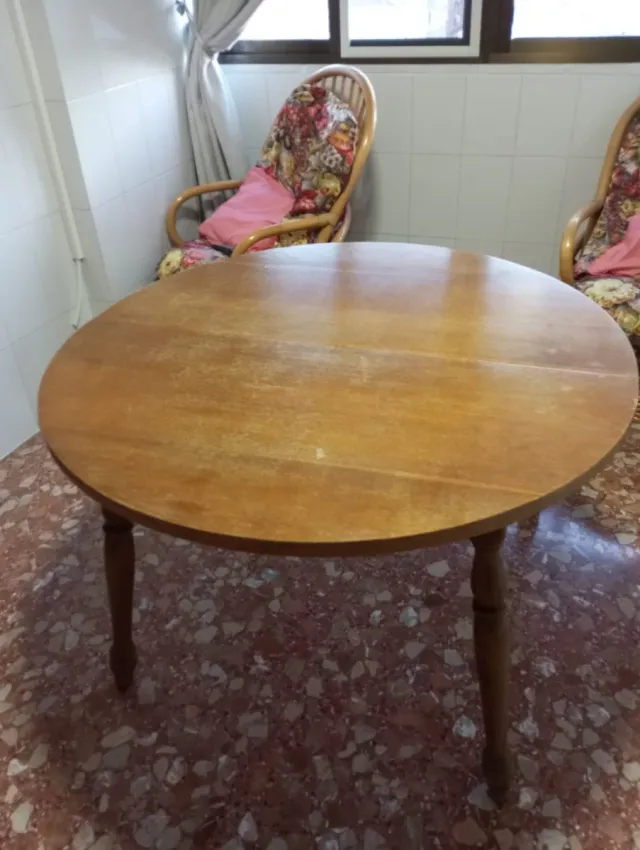 Mesa redonda de madera