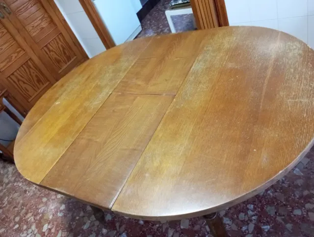 Mesa redonda de madera