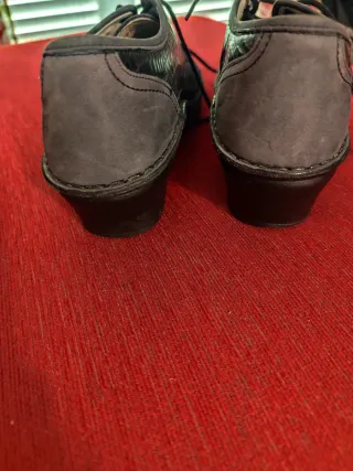 Zapatos de mujer grises y negros