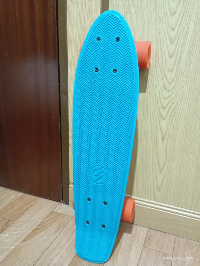 Monopatín Oxelo azul con ruedas naranjas