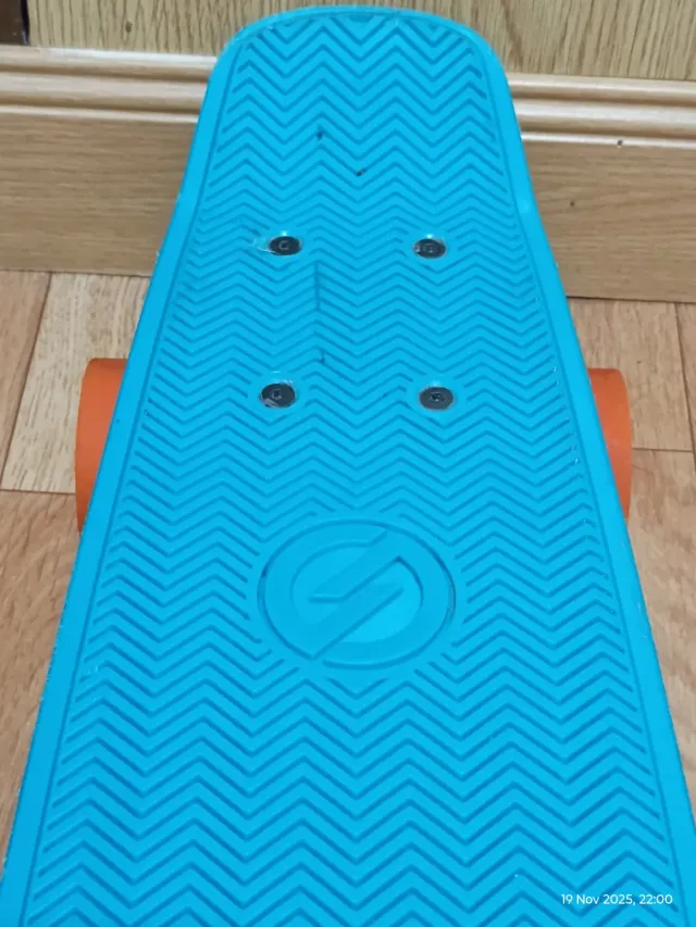 Monopatín Oxelo azul con ruedas naranjas