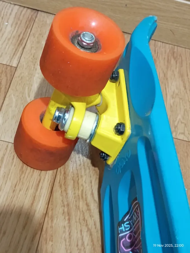 Monopatín Oxelo azul con ruedas naranjas