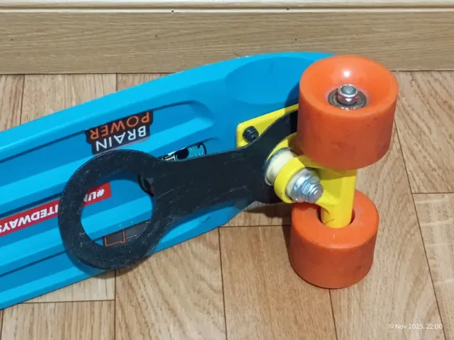 Monopatín Oxelo azul con ruedas naranjas