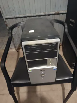 Torre PC Negra y Plateada